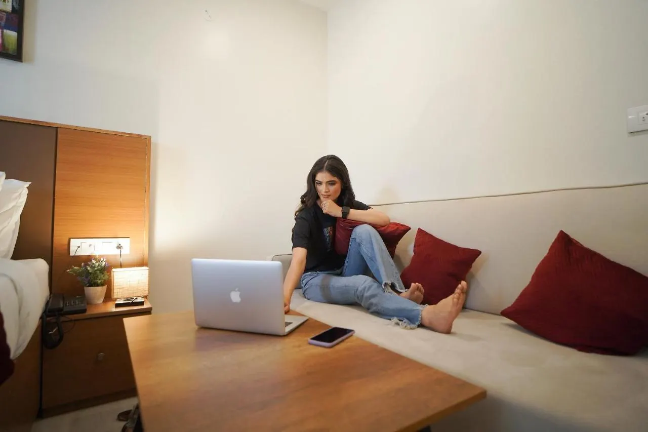 Saltstayz Select - Unitech Cyber Park Gurgaon